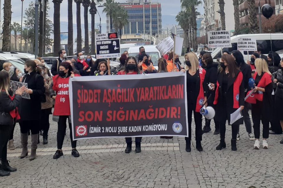Kadın cinayetlerine dur demek için Konak Meydanı'nda bir basın açıklaması