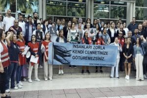 İran'da ahlak polisi tarafından katledilen Amini'nin &ouml;l&uuml;m&uuml;n&uuml;n ardından başlayan protestolar