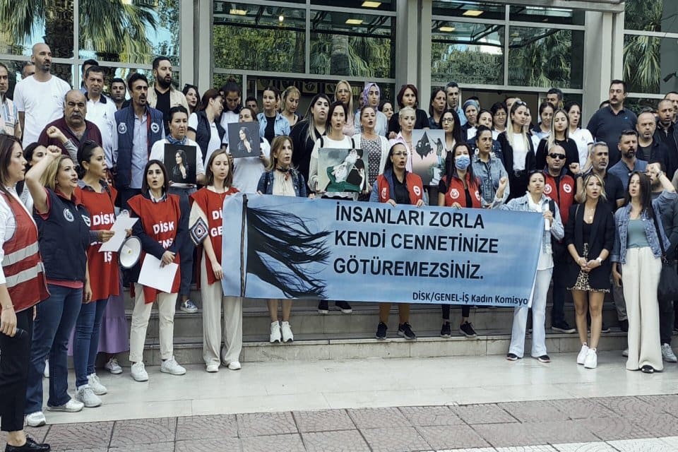 İran'da ahlak polisi tarafından katledilen Amini'nin &ouml;l&uuml;m&uuml;n&uuml;n ardından başlayan protestolar