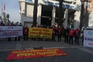 Devrimci İşçi Sendikaları Konfederasyonu (DİSK) Emekli-Sen üyeleri, memur ve emekli