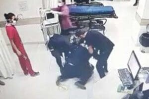 AYdın'ın Didim il&ccedil;esinde, polisler tarafından adli muayene i&ccedil;in getirilen T.D.,