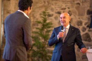 İzmir Büyükşehir Belediye Başkanı Tunç Soyer, kentin akıllı ulaşım kartı