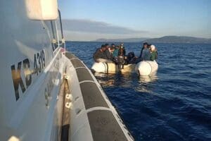 İzmir'in Dikili il&ccedil;esinde, Yunanistan unsurlarınca T&uuml;rk kara sularına itilen 17