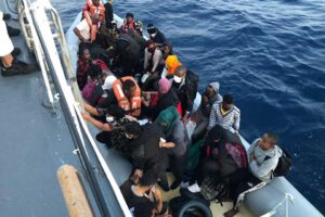 İzmir'in Çeşme ilçesinde, yasa dışı yollarla yurt dışına çıkmaya çalışan