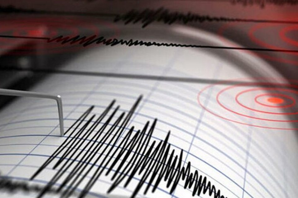Ege Denizi'nde, İzmir'in Dikili ilçesi açıklarında 4 büyüklüğünde deprem meydana