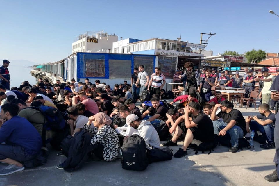 İzmir'in Dikili il&ccedil;esi a&ccedil;ıklarında, yasa dışı yollarla yurt dışına &ccedil;ıkmaya