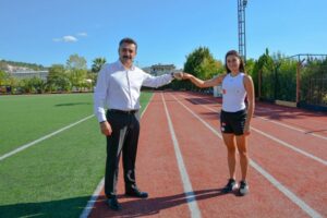 Dikili Belediyesi’nin desteklediği genç sporcu Ayşe Bozkurt, oryantiring dalında elde