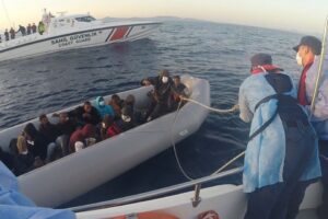 İzmir'in Dikili ilçesinde, Yunanistan unsurlarınca Türk kara sularına bırakılan lastik