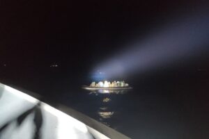 İzmir'in Dikili ilçesinde, Yunanistan unsurlarınca Türk kara sularına geri itilen