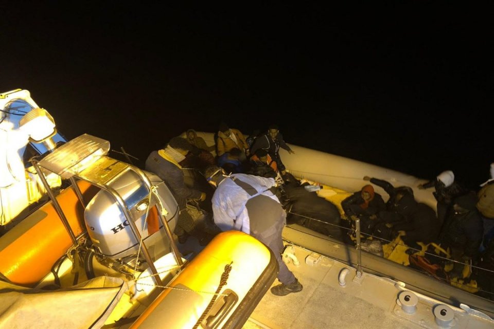 İzmir'in Dikili il&ccedil;esinde, Yunanistan unsurlarınca T&uuml;rk kara sularına geri itilen