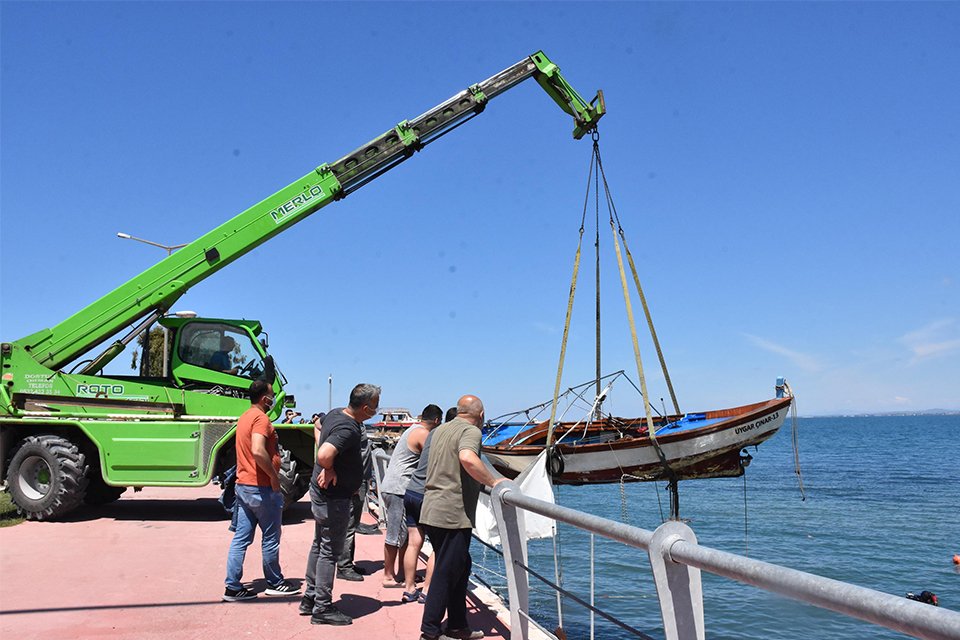 İzmir’in Dikili ilçesinde etkili olan fırtına nedeniyle su alarak batan