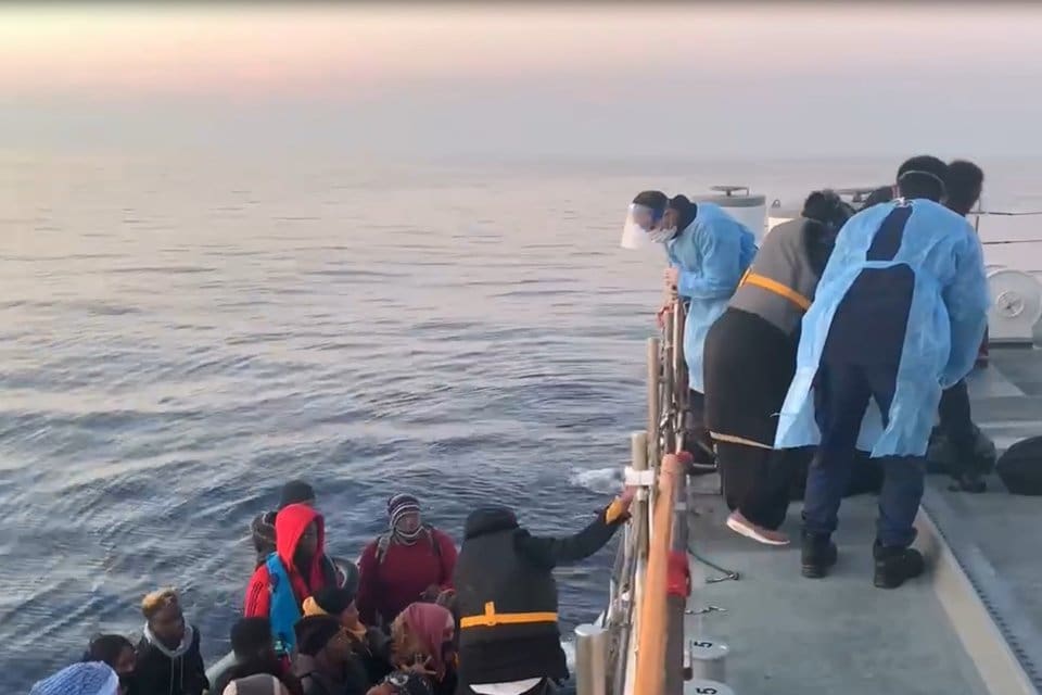 İzmir'in Dikili il&ccedil;esinde, makine arızası nedeniyle denizde s&uuml;r&uuml;klenen lastik bot