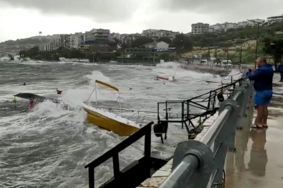 İzmir'in Dikili il&ccedil;esinde etkili olan fırtına nedeniyle &ccedil;ok sayıda balık&ccedil;ı