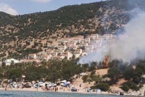 İzmir'in Dikili il&ccedil;esinde yerleşim yerine ve Hayıtlı Plajı'ndaki tatilcilerin ara&ccedil;larına