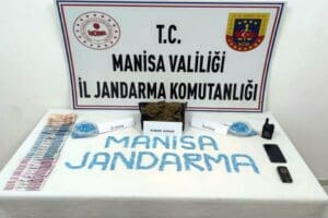 Manisa'nın Yunusemre il&ccedil;esinde, jandarmanın durdurduğu&nbsp;otomobilde, 2 bin ecstasy&nbsp;hap ve 605