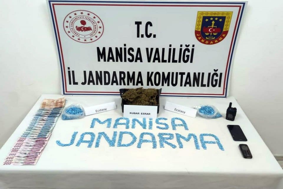 Manisa'nın Yunusemre il&ccedil;esinde, jandarmanın durdurduğu&nbsp;otomobilde, 2 bin ecstasy&nbsp;hap ve 605
