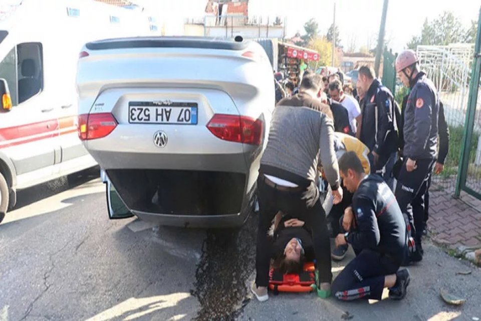 Antalya'nın Kepez il&ccedil;esinde s&uuml;r&uuml;c&uuml; adayı Ayşe &Ouml;.'n&uuml;n kullandığı otomobil, direksiyon