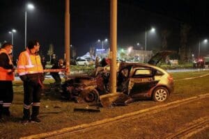 Karşıyaka'da &nbsp;s&uuml;r&uuml;c&uuml;s&uuml;n&uuml;n direksiyon hakimiyetini kaybettiği otomobil,&nbsp;tramvay&nbsp;yolundaki direğe &ccedil;arptı. Kazada 4