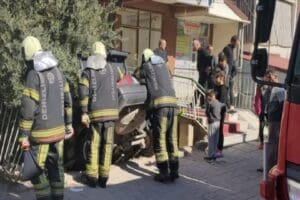 Denizli'nin Merkezefendi il&ccedil;esinde kontrolden &ccedil;ıkan otomobilin apartmanın bah&ccedil;esine d&uuml;şmesi sonucu