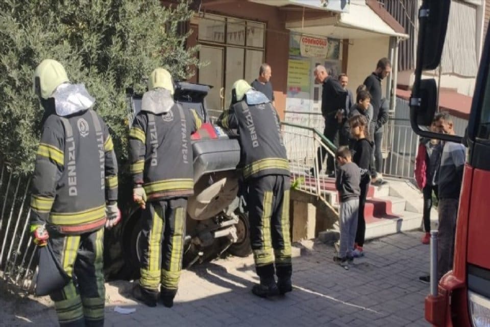 Denizli'nin Merkezefendi il&ccedil;esinde kontrolden &ccedil;ıkan otomobilin apartmanın bah&ccedil;esine d&uuml;şmesi sonucu