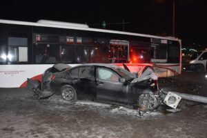 İzmir'in Balçova ilçesinde, sürücüsünün direksiyon hakimiyetini kaybettiği otomobil, kontrolden çıkarak