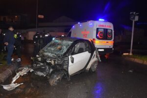 İzmir'in Bornova ilçesinde sürücüsünün direksiyon hakimiyetini kaybettiği otomobil takla attı.