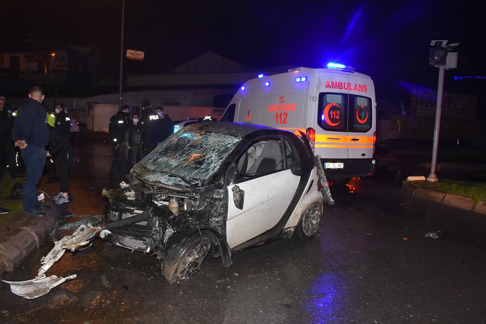 İzmir'in Bornova ilçesinde sürücüsünün direksiyon hakimiyetini kaybettiği otomobil takla attı.
