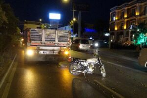 İzmir'in Gaziemir ilçesinde TIR ile çarpışan motosikletteki 1 kişi öldü,