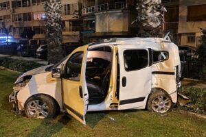 İzmir'in Konak ilçesinde sürücüsünün direksiyon hakimiyetini kaybettiği hafif ticari araç,