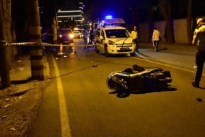 İzmir'in Bornova il&ccedil;esinde, ailesine yardım etmek i&ccedil;in moto kuryelik yapan