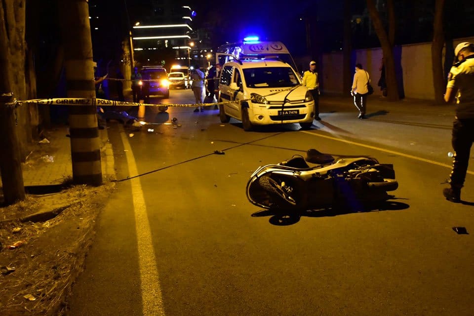 İzmir'in Bornova il&ccedil;esinde, ailesine yardım etmek i&ccedil;in moto kuryelik yapan