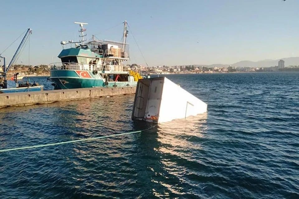 Aydın&rsquo;ın Didim il&ccedil;esinde,&nbsp;Şeyhmus G&uuml;nd&uuml;z&nbsp;(59),&nbsp;direksiyon başında baygınlık&nbsp;ge&ccedil;irince, balık almaya geldiği kamyonetiyle
