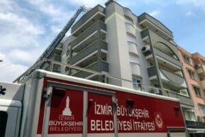 İzmir'in Karşıyaka il&ccedil;esinde, zemin katında ağız ve diş sağlığı merkezinin&nbsp;bulunduğu