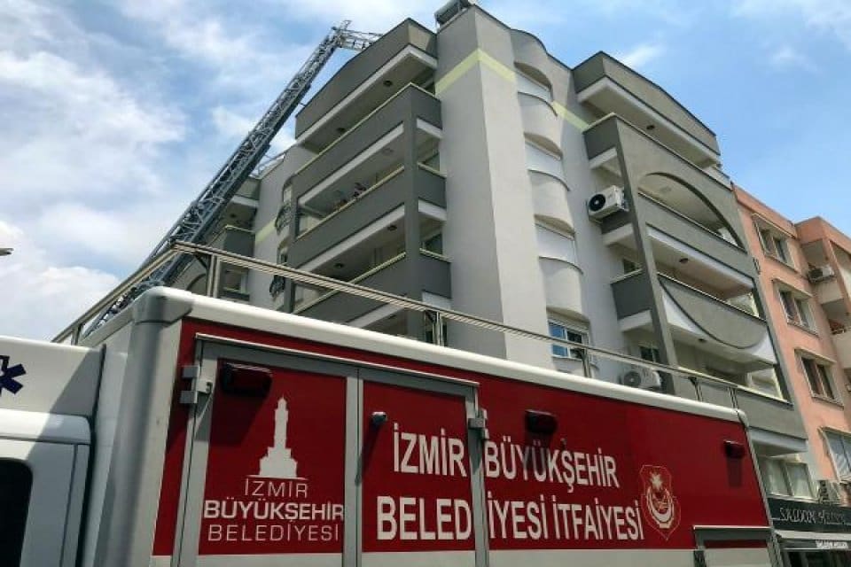 İzmir'in Karşıyaka il&ccedil;esinde, zemin katında ağız ve diş sağlığı merkezinin&nbsp;bulunduğu