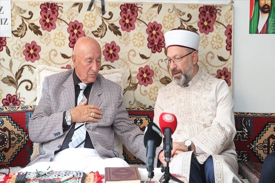 Diyanet İşleri Başkanı Ali Erbaş, Ankara'da saldırı d&uuml;zenlenen cemevini ziyaret