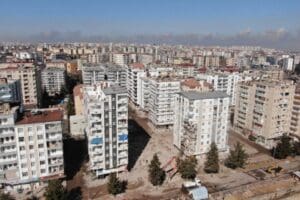 T&uuml;rkiye'yi sarsan 6 Şubat depreminde etkilenen Diyarbakır'da hasar g&ouml;ren ve