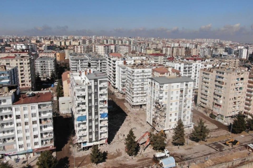 T&uuml;rkiye'yi sarsan 6 Şubat depreminde etkilenen Diyarbakır'da hasar g&ouml;ren ve