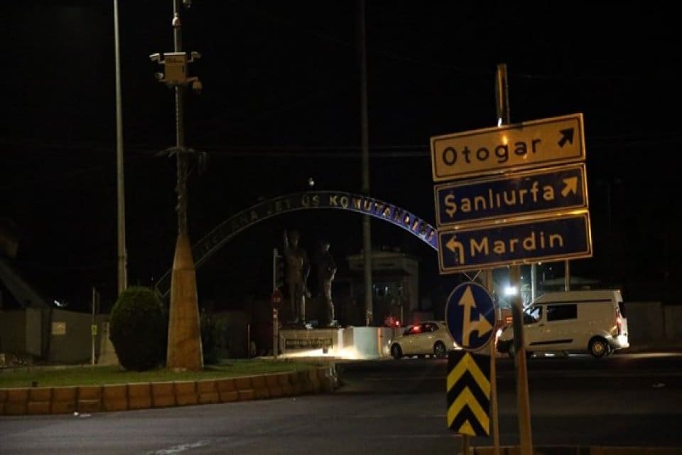 Diyarbakır 8. Ana Jet &Uuml;s Komutanlığı'na saldırı girişiminde bulunuldu. Maket