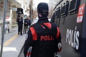 Diyarbakır'da korku dolu anlar yaşandı. Kentte bir hukuk b&uuml;rosuna silahlı