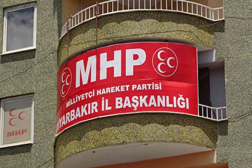 Diyarbakır&rsquo;da kapısına kilit vurulan MHP&rsquo;nin İl Başkanı ve bazı y&ouml;netim