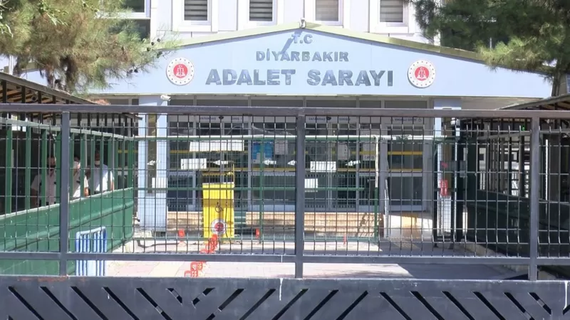 Diyarbakır'da tutuklanan 16 gazetecinin avukatı sorgu sırasında gazetecilerin sadece mesleki