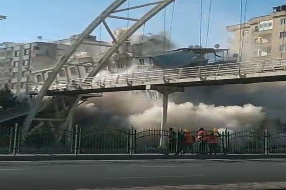 Kahramanmaraş merkezli depremlerden etkilenen illerden Diyarbakır'da, Seyrantepe k&ouml;pr&uuml;l&uuml; kavşağı yakınında