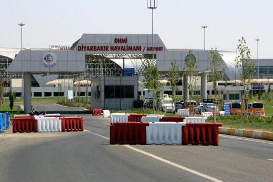 Diyarbakır Havalimanı ve 8'inci Ana Jet &Uuml;s Komutanlığı'ndaki ana pist,