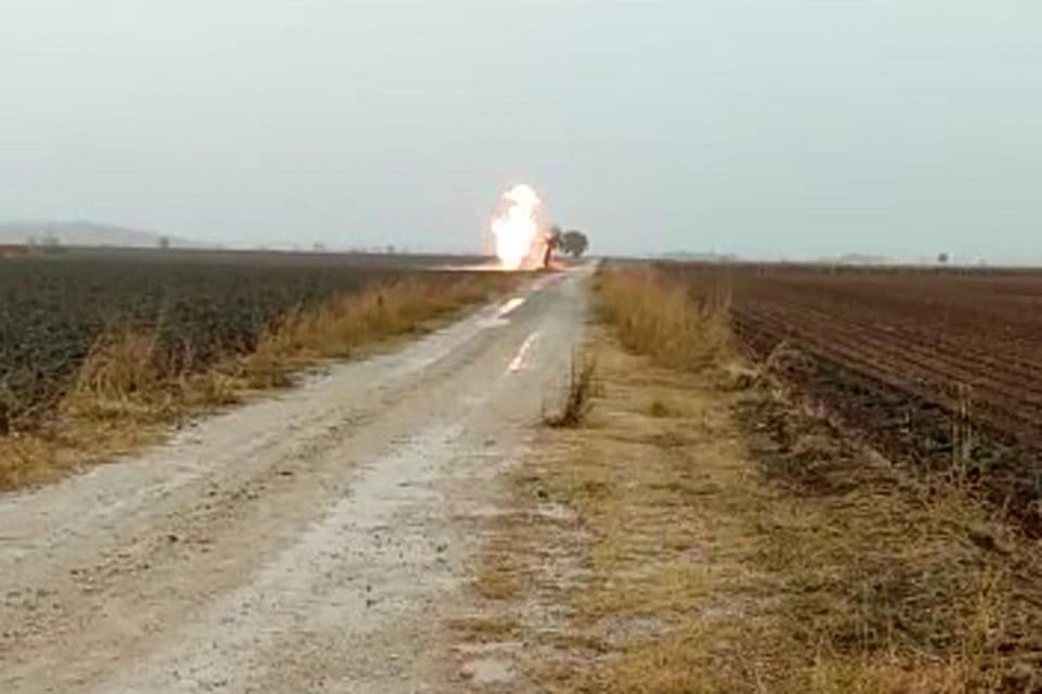 Manisa'nın Akhisar il&ccedil;esinde, yıldırımın d&uuml;şen doğalgaz boru hattında yangın &ccedil;ıktı.