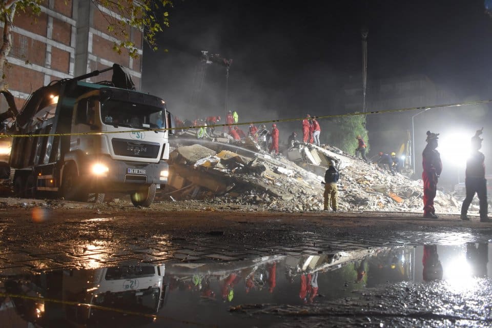 İZMİR'deki 6.6 b&uuml;y&uuml;kl&uuml;ğ&uuml;ndeki depremde 15 kişinin &ouml;ld&uuml;ğ&uuml; ve 12 kişinin