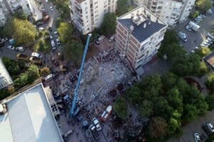 İzmir'in Seferihisar a&ccedil;ıklarındaki 6.6 b&uuml;y&uuml;kl&uuml;ğ&uuml;ndeki depremde 15 kişinin yaşamını yitirdiği,