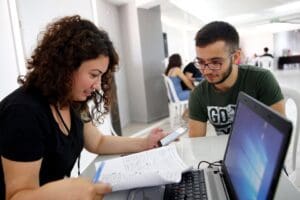Konak Belediyesi&rsquo;nin, &uuml;niversite tercihlerini yapacak gen&ccedil;lere y&ouml;nelik d&uuml;zenlediği rehberlik ve