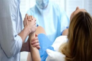 İzmir'deki&nbsp;&ouml;zel bir hastanede normal doğum sırasında başı g&ouml;z&uuml;kmesine rağmen, doktor