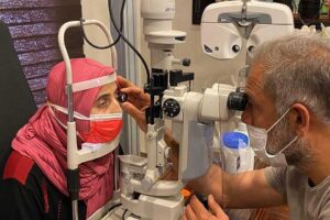 İzmir'de, dikişsiz suni g&ouml;z bebeği operasyonuyla sağlığına kavuşup y&uuml;zde 20