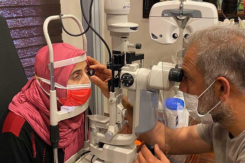 İzmir'de, dikişsiz suni g&ouml;z bebeği operasyonuyla sağlığına kavuşup y&uuml;zde 20